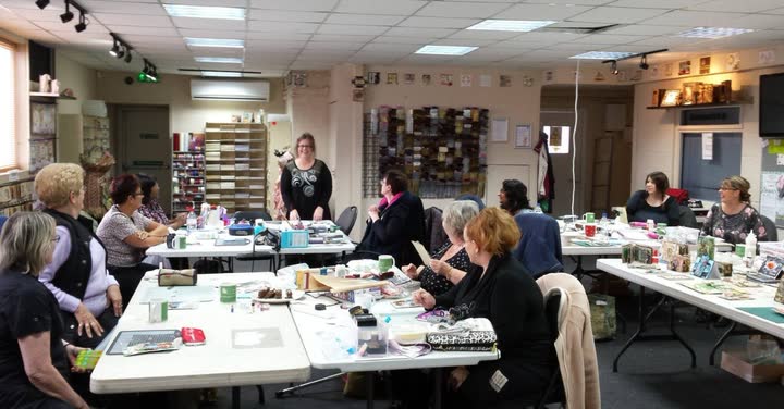 Participante la masa de lucru, la un workshop de junk journaling